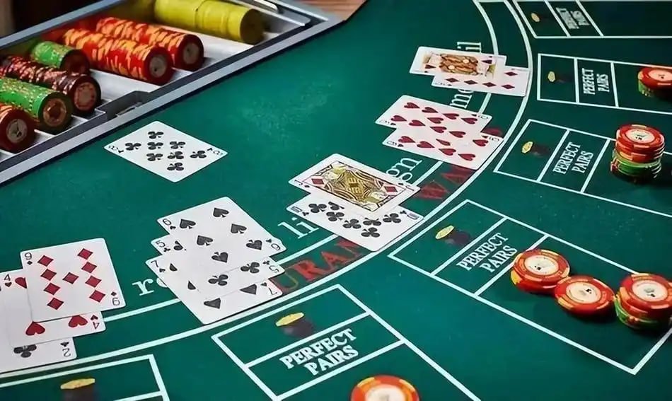 mmr77 price APP ဖြင့် မိုဘိုင်းပေါ်မှ Sports Betting ကစားနေသောမြင်ကွင်း